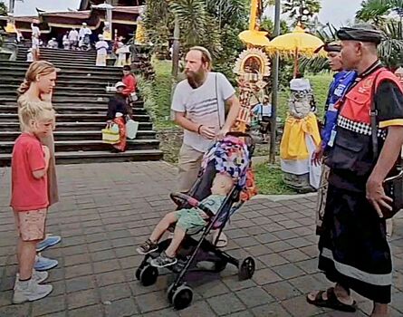 Россияне пришли на экскурсию в храм на Бали через черный ход