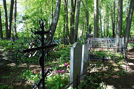 Россиянка получила 440 часов обязательных работ за танец на кладбище