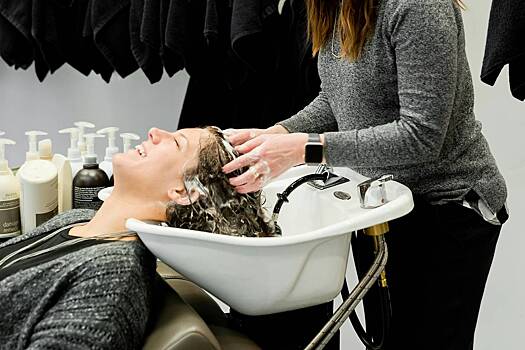 Россиянкам назвали способы восстановить волосы после неудачного окрашивания