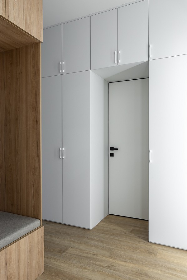 Шкаф-портал и раздвижные перегородки: интерьер-трансформер в маленькой квартире 42 кв. м6