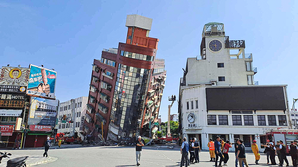 Поврежденное здание после землетрясения на Тайване