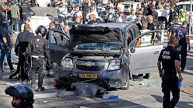 СМИ: В Иерусалиме автомобиль наехал на двух человек