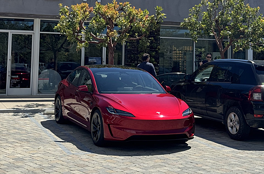 Новую Tesla Model 3 впервые сфотографировали без камуфляжа