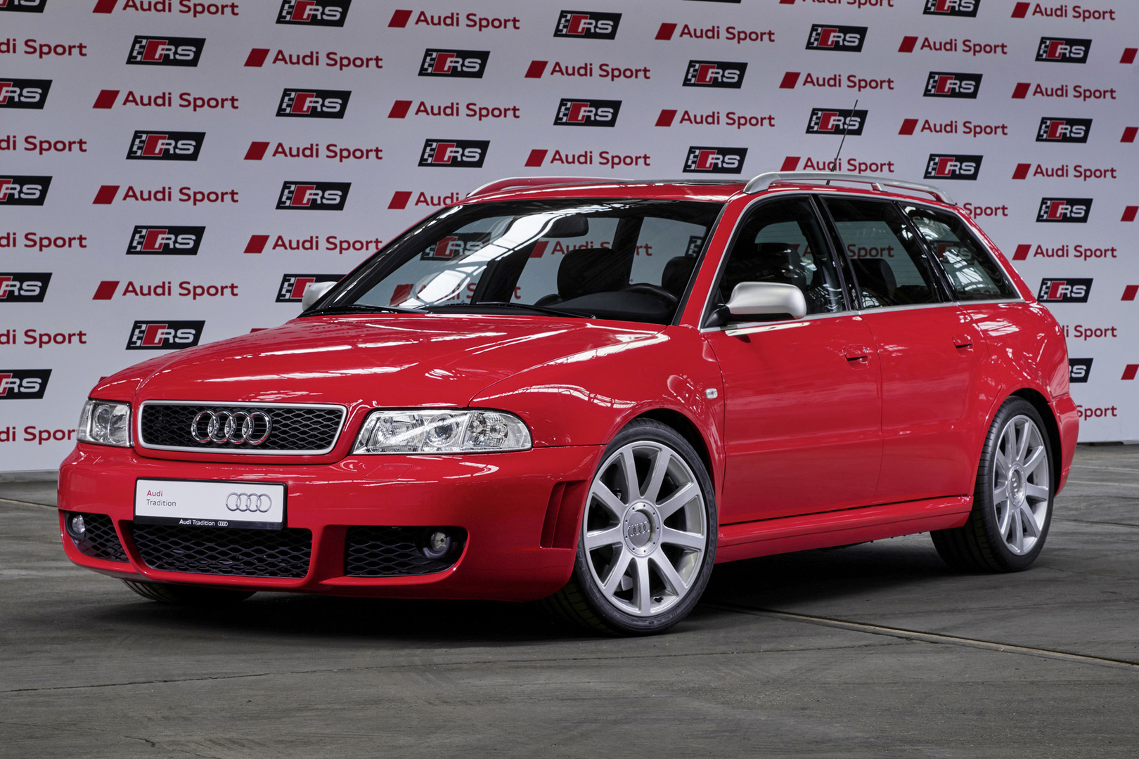 Убойный старенький «сарай»: 10 фактов про Audi RS4 Avant quattro1