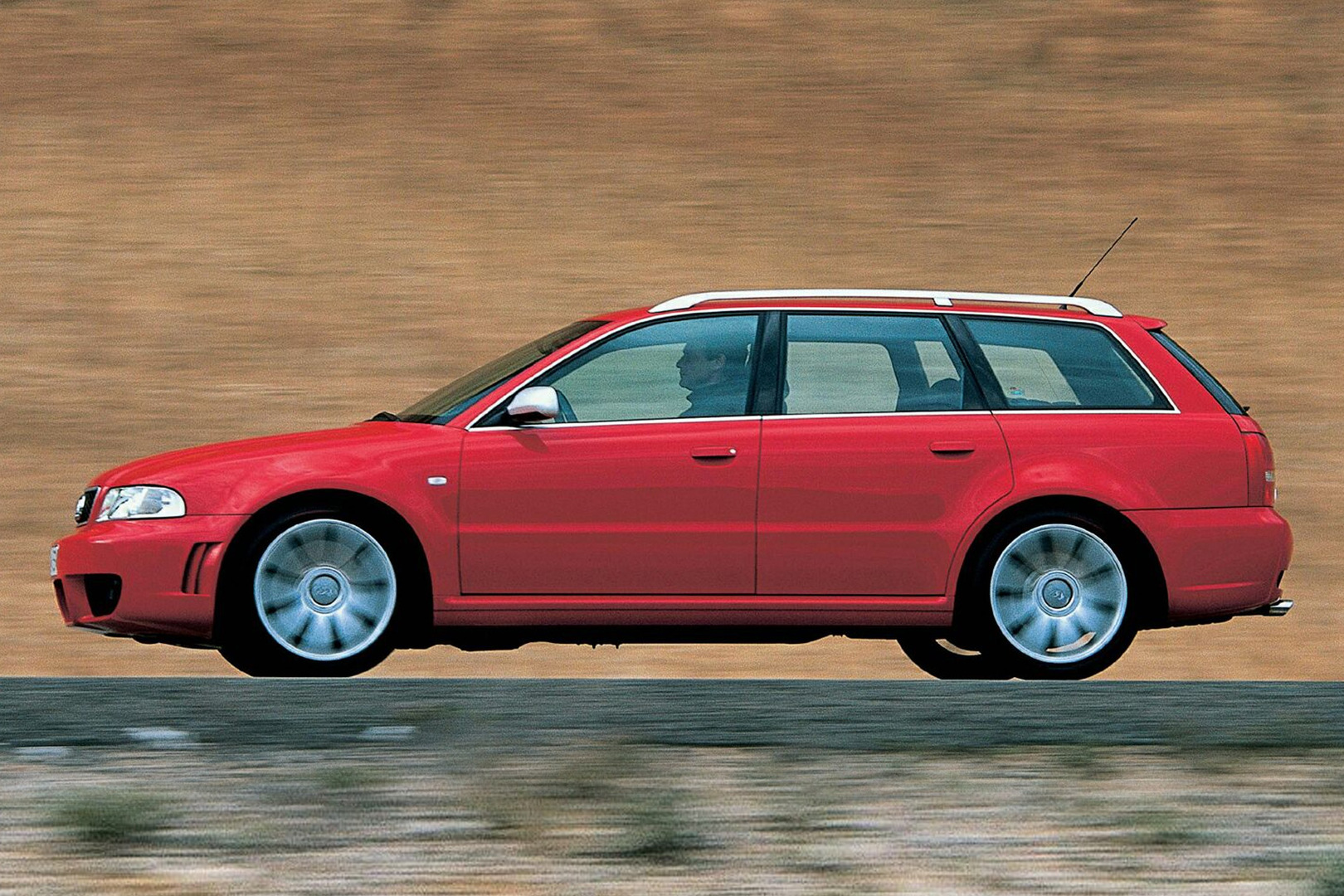 Убойный старенький «сарай»: 10 фактов про Audi RS4 Avant quattro8