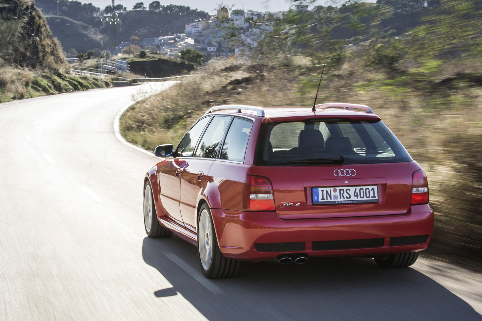 Убойный старенький «сарай»: 10 фактов про Audi RS4 Avant quattro10