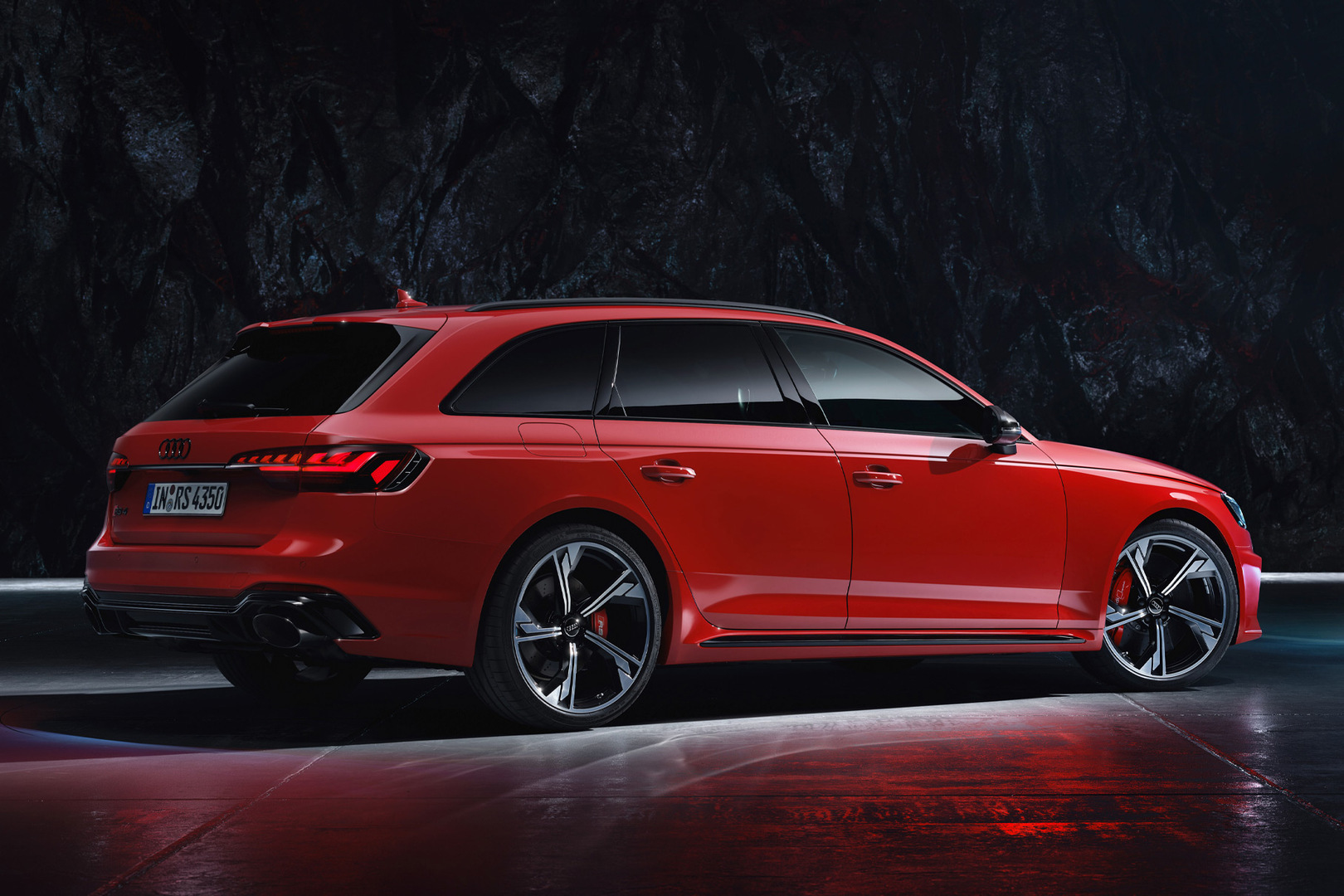 Убойный старенький «сарай»: 10 фактов про Audi RS4 Avant quattro13
