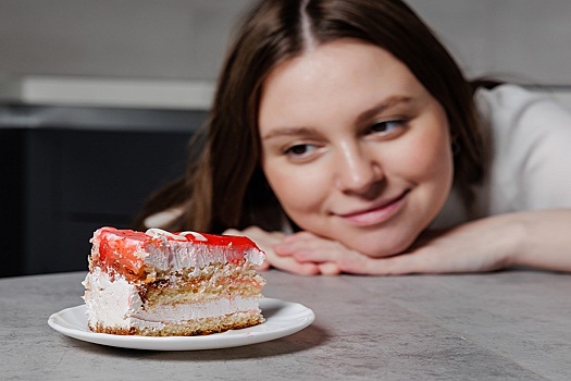 Ученые доказали, что одиночество может вызывать сильное желание употреблять сладости