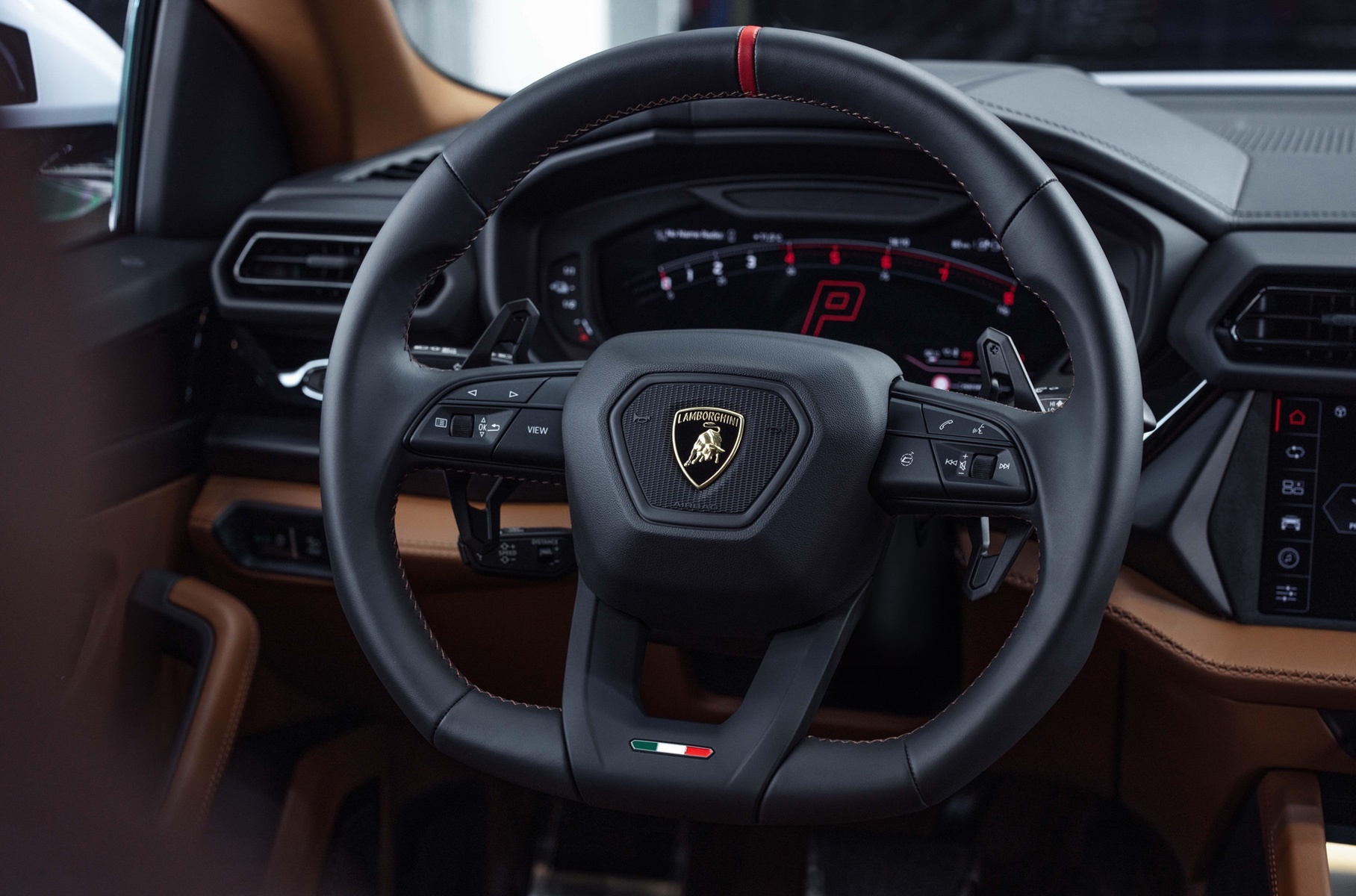 У Lamborghini появился 800-сильный гибридный кроссовер7