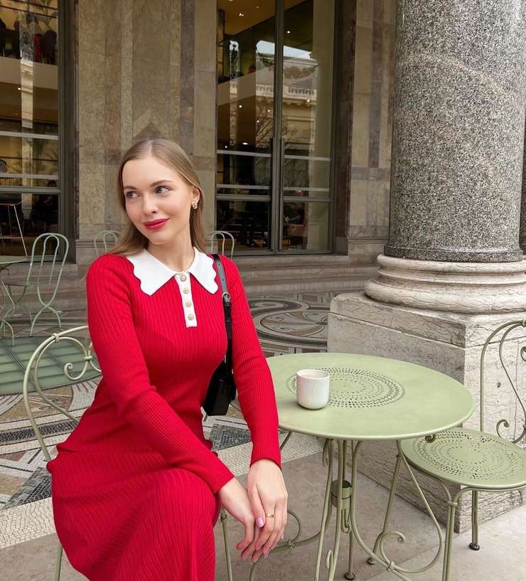 Униформа и красное платье: трендовые образы для свидания весной 20241