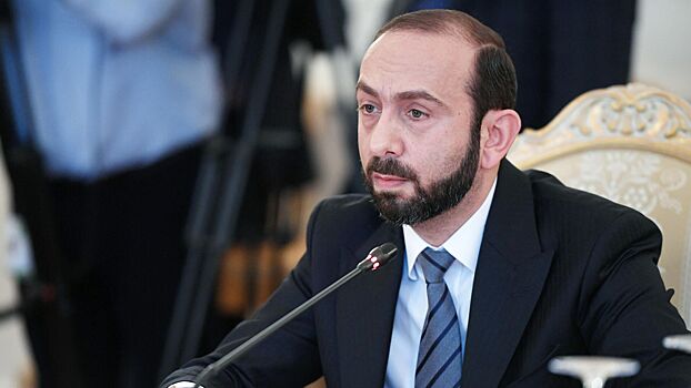В Ереване заявили о приостановке подписания мирного договора с Баку
