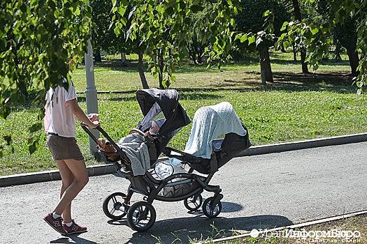 В Госдуме предложили продлить выплаты по уходу за ребенком до трех лет