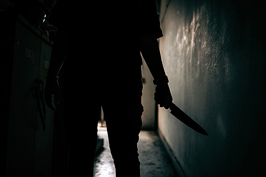Неизвестный напал на российскую школьницу в подъезде и пырнул ее ножом