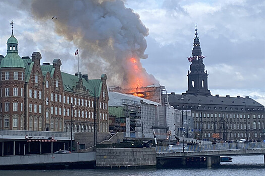 В Копенгагена горит здание фондовой биржи Берсен