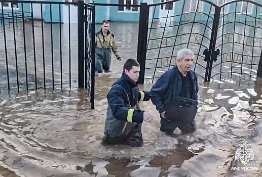 В МЧС назвали количество эвакуированных из зоны подтопления в Орске