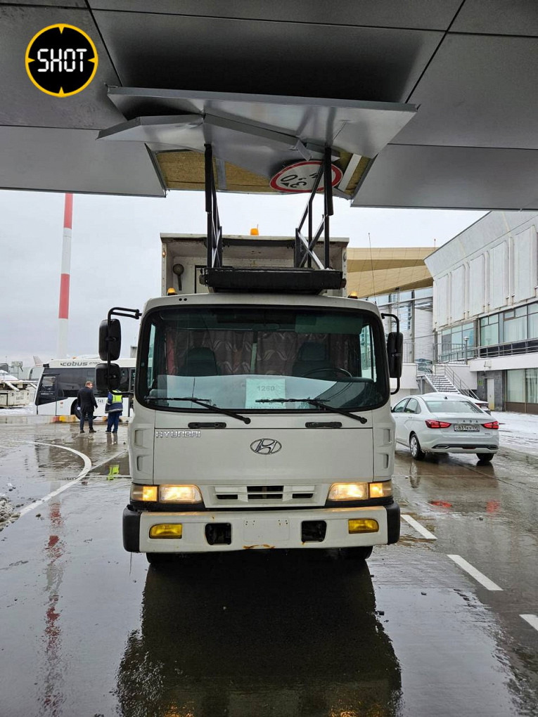 В Пулково грузовик протаранил здание терминала1