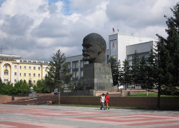 В разных странах мира сегодня сохранилось 8 тысяч памятников Ленину12