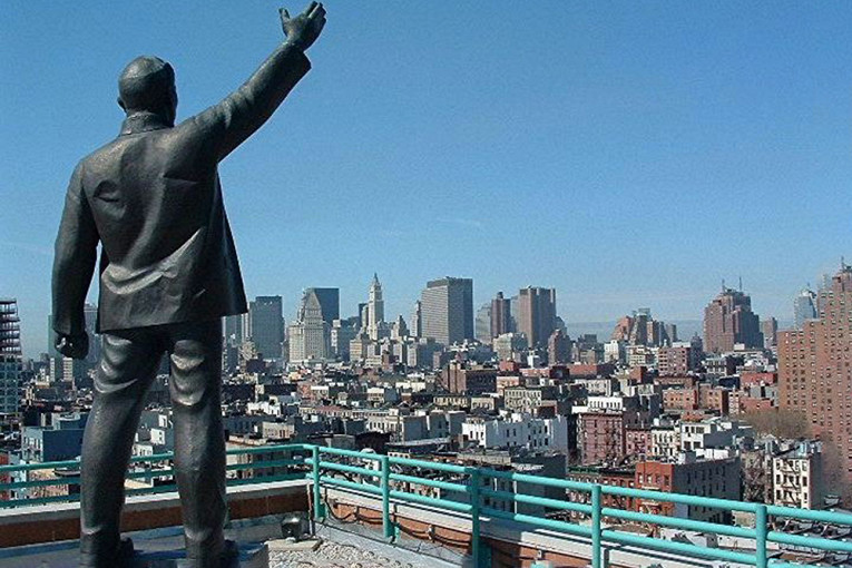 В разных странах мира сегодня сохранилось 8 тысяч памятников Ленину9