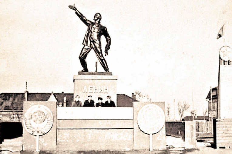 В разных странах мира сегодня сохранилось 8 тысяч памятников Ленину11