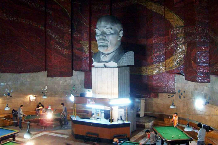 В разных странах мира сегодня сохранилось 8 тысяч памятников Ленину2