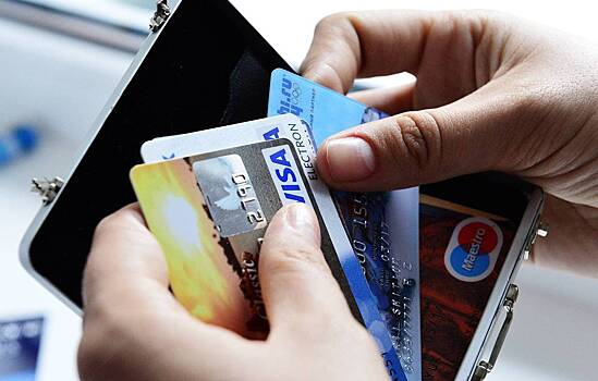 Роскачество: мошенники могут списывать деньги с заблокированных карт