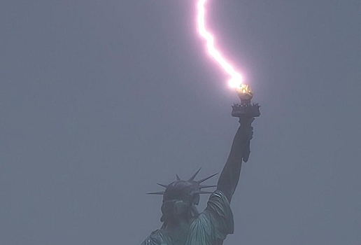 Молния ударила в Статую Свободы в Нью-Йорке