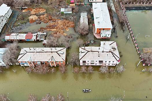 Вода на некоторых участках в Орске начала отступать