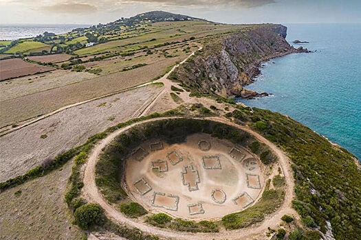 Во Франции обнаружили круглую кельтскую деревню на берегу моря