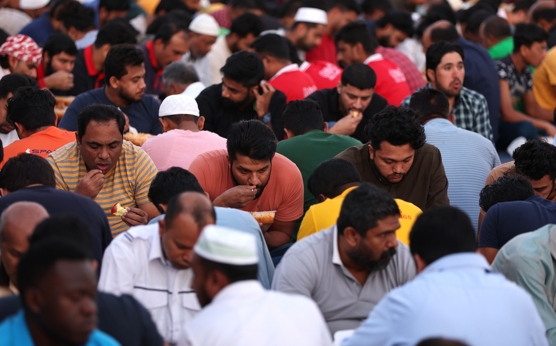 «За глоток воды могли оштрафовать на 200 долларов». Как проходит Рамадан в Дубае и как он сказывается на туристах1