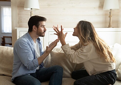 «Запрещенные приемы»: психолог рассказала, на какие шутки обижаются жены