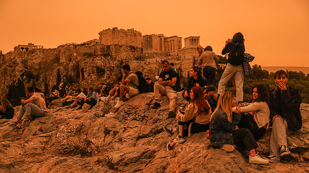 Туристы во время пылевой бури в Афинах