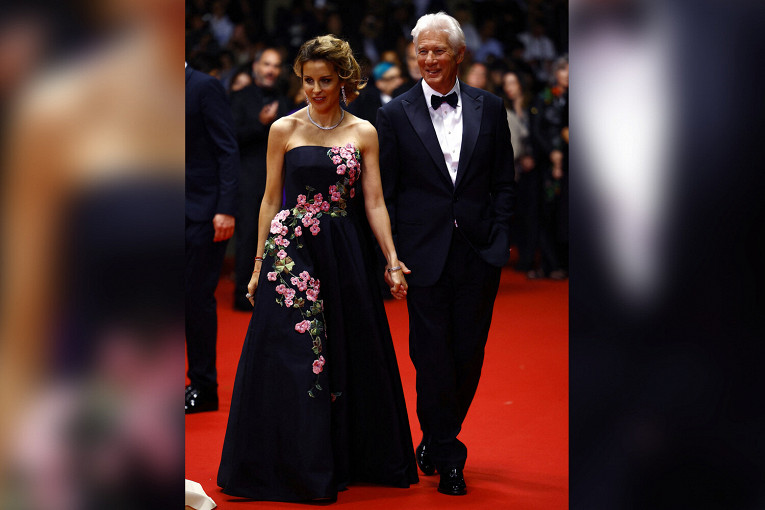 Актер Ричард Гир с женой вышел на публику в Каннах1