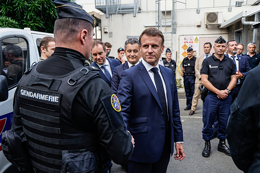 Президент Франции Эмманюэль Макрон во время визита в центральный полицейский участок
