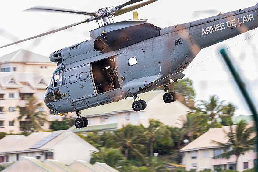 Армейский вертолет заходит на посадку в аэропорту Нумеа-Мажанта недалеко от Нумеа