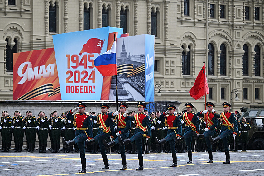 Знаменная группа на военном параде на Красной площади в честь 79-летия Победы в Великой Отечественной войне, 9 мая 2024 года