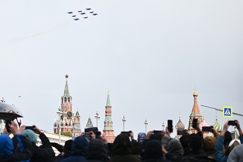 Строй «кубинский бриллиант» из истребителей МиГ-29 и Су-30СМ пилотажных групп «Русские витязи» и «Стрижи» на воздушной части военного парада на Красной площади в честь 79-летия Победы в Великой Отечественной войне, 9 мая 2024 года