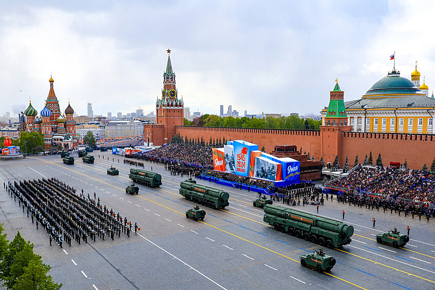 Ракетные комплексы «Ярс» во время военного парада, посвященного 79-й годовщине Победы в Великой Отечественной войне, 9 мая 2024 года