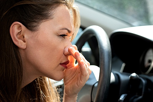 Автоэксперт назвал причины появления запаха бензина в салоне машины