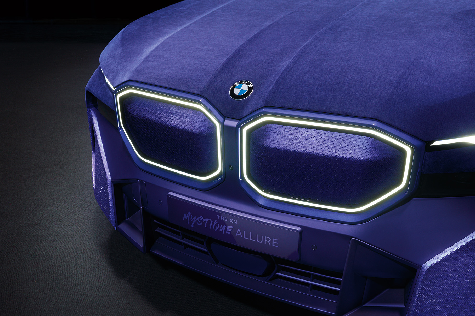 BMW обшила кузов кроссовера XM фиолетовым бархатом5