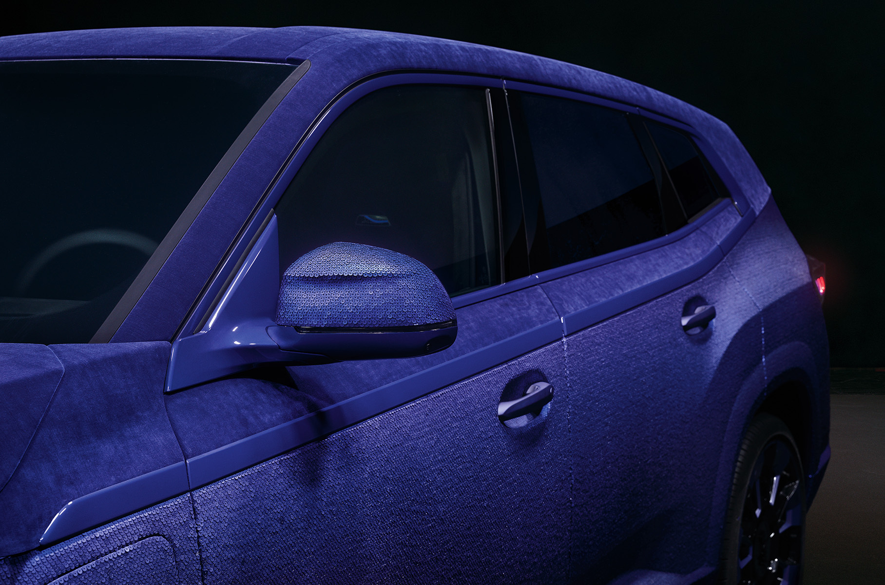 BMW обшила кузов кроссовера XM фиолетовым бархатом6