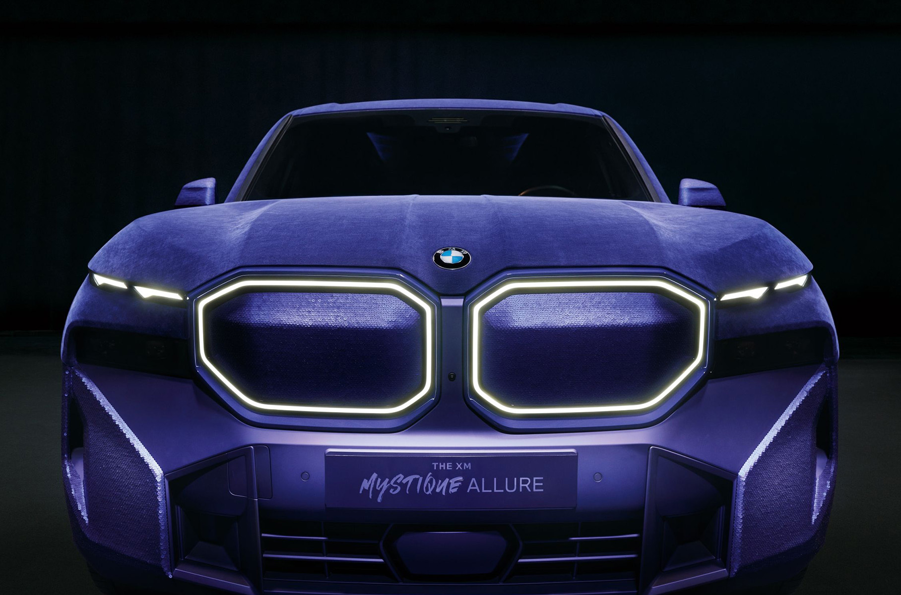 BMW обшила кузов кроссовера XM фиолетовым бархатом4
