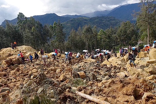 Более 2 тыс. человек оказались под завалами после оползня в Папуа - Новой Гвинее