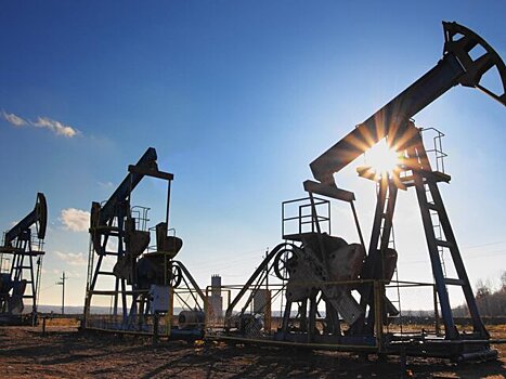 Цена нефти Brent опустилась ниже 85 долларов за баррель впервые с 15 марта