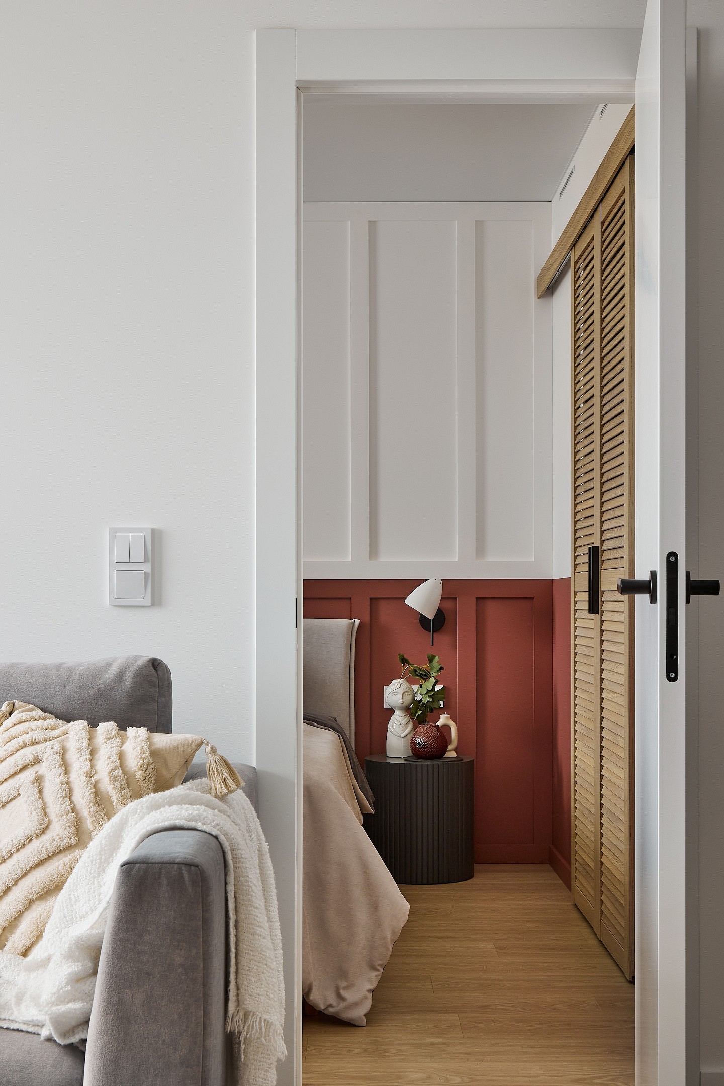 Чем заменить обычный шкаф в спальне? 5 реальных идей от дизайнеров7