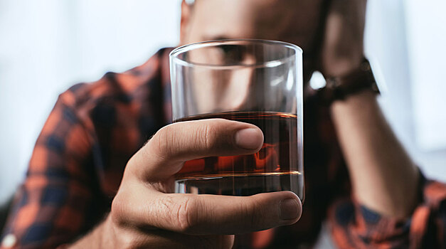 Названо количество алкоголя, существенно повышающее риск инсульта и рака