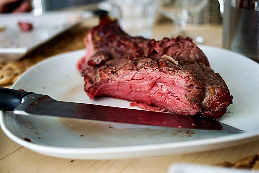 Диетолог посоветовала здоровым людям не отказываться от красного мяса