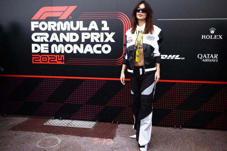 Эмили Ратаковски пришла на Формулу-1 в дерзком наряде с гоночной курткой1
