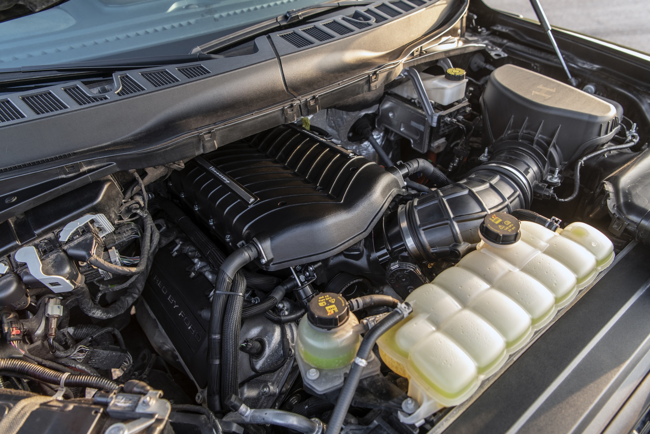 Hennessey начала выпускать 1000-сильный суперпикап Ford F-150 Raptor5