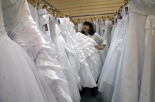 Используемые не по назначению свадебные платья стали трендом у звезд