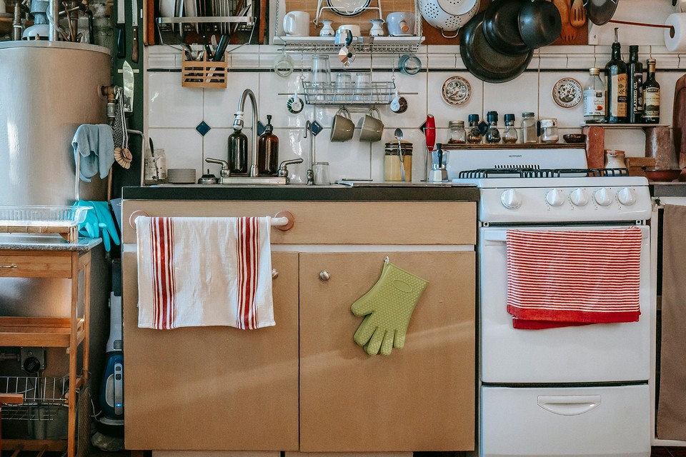 Испортят интерьер: 10 вещей на кухне, которые лучше убрать в ящики1